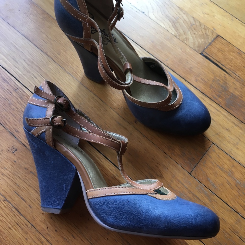 Pretty Seychelles blue T-strap 4 inch heel